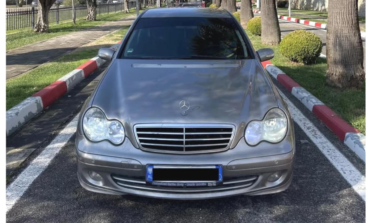 Makina ne shitje ne Tirane, Mercedes-Benz, 2005 Diesel,Kambio Manual Pagesa 3,800  Euro.