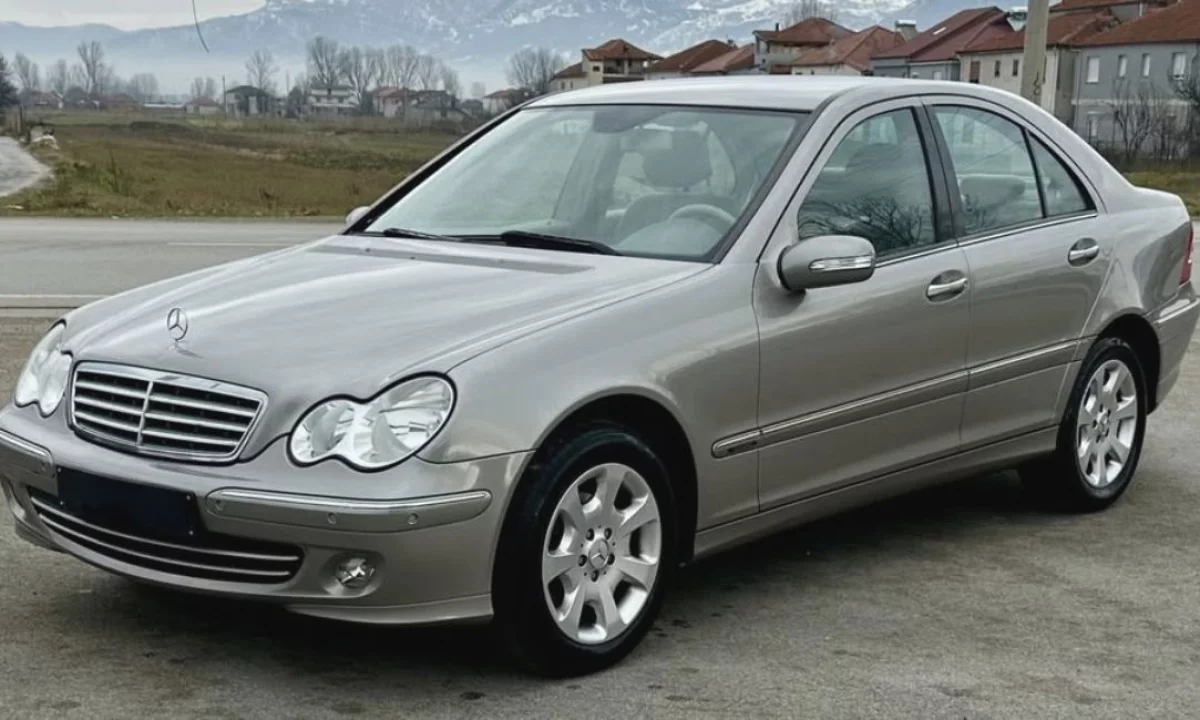 Makina ne shitje ne Elbasan, Mercedes-Benz, 2004 Benzine,Kambio Automatik Pagesa 4,000  Euro.