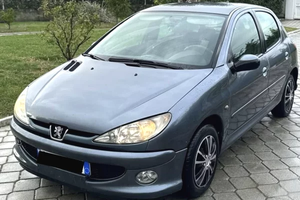 Makina ne shitje ne Tirane - 1,700 Euro