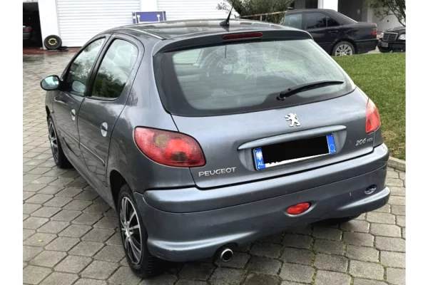 Makina ne shitje ne Tirane - 1,700 Euro