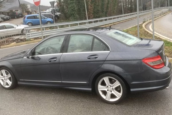 Makina ne shitje ne Tirane - 5,400 Euro