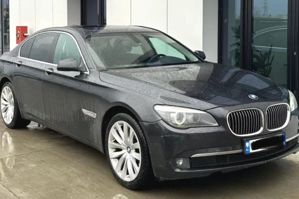 Makina ne shitje ne Tirane - 7,800 Euro