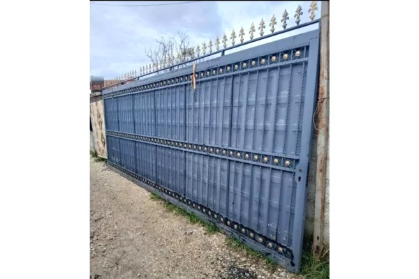 Different articles a Durazzo - 80,000 Leke