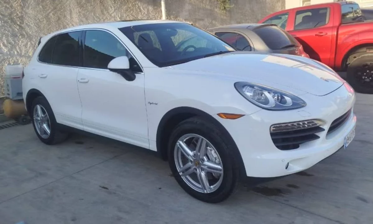 Makina ne shitje ne Tirane, Porsche, 2013 Benzine,Kambio Automatik Pagesa 15,500  Euro.