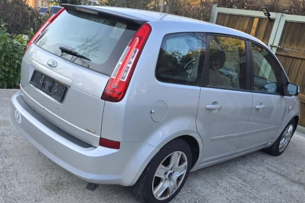 Makina ne shitje ne Tirane - 2,900 Euro