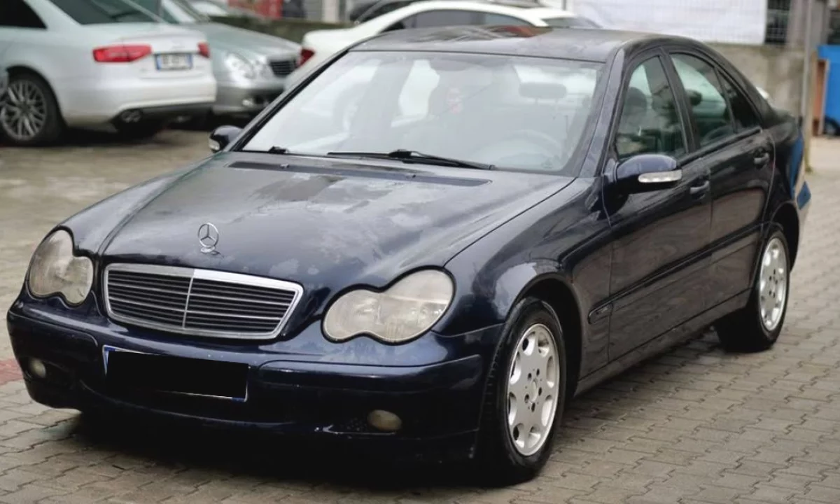 Makina ne shitje ne Tirane, Mercedes-Benz, 2001 Diesel,Kambio Automatik Pagesa 2,200  Euro.