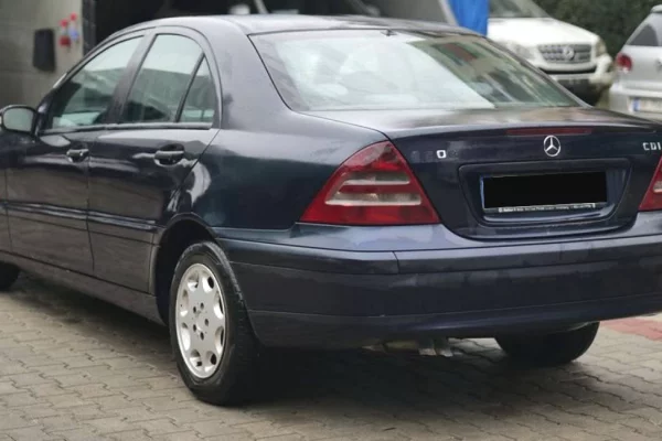 Makina ne shitje ne Tirane - 2,200 Euro