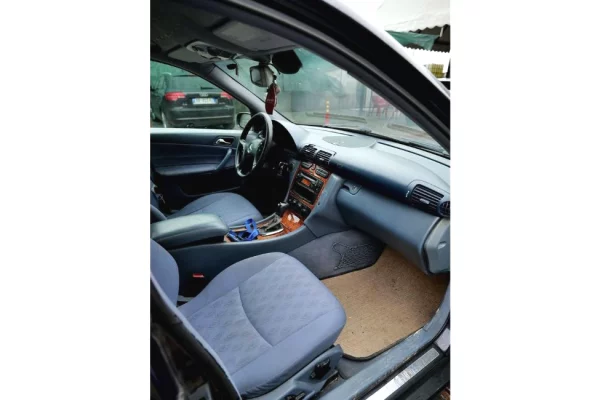 Makina ne shitje ne Tirane - 2,200 Euro