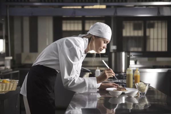 Njoftime Pune per Kuzhinier, Ndihmës Kuzhinier, Lavapjatës, Ndihmës Kamarier, Ndihmës Banakier ne Tirane