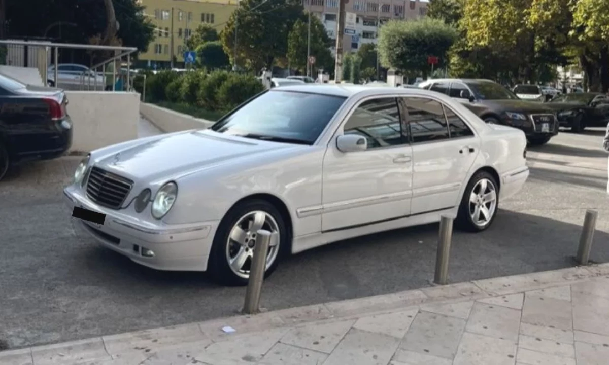 Makina ne shitje ne Tirane, Mercedes-Benz, 2001 Diesel,Kambio Automatik Pagesa 3,500  Euro.