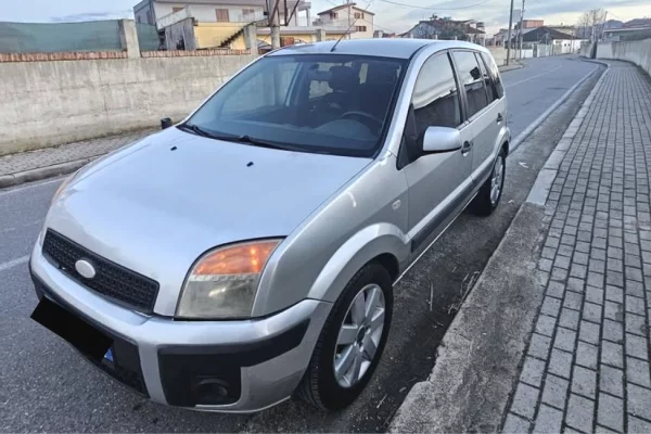 Makina ne shitje ne Tirane - 2,300 Euro