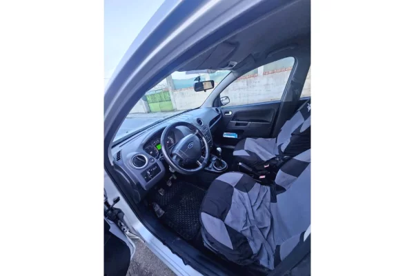 Makina ne shitje ne Tirane - 2,300 Euro