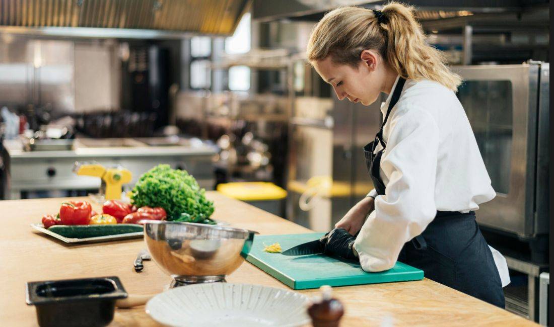 Njoftime Pune ne Tirane, Profesioni Kuzhiniere, Ndihmëse Kuzhiniere , Fillestar/Pak eksperience, Pagesa Me Marreveshje.