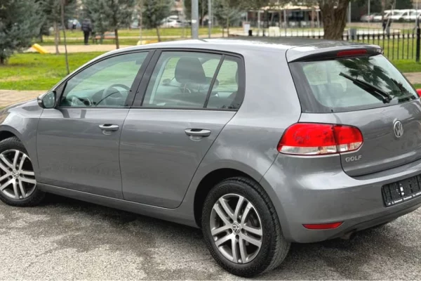 Makina ne shitje ne Tirane - 4,800 Euro