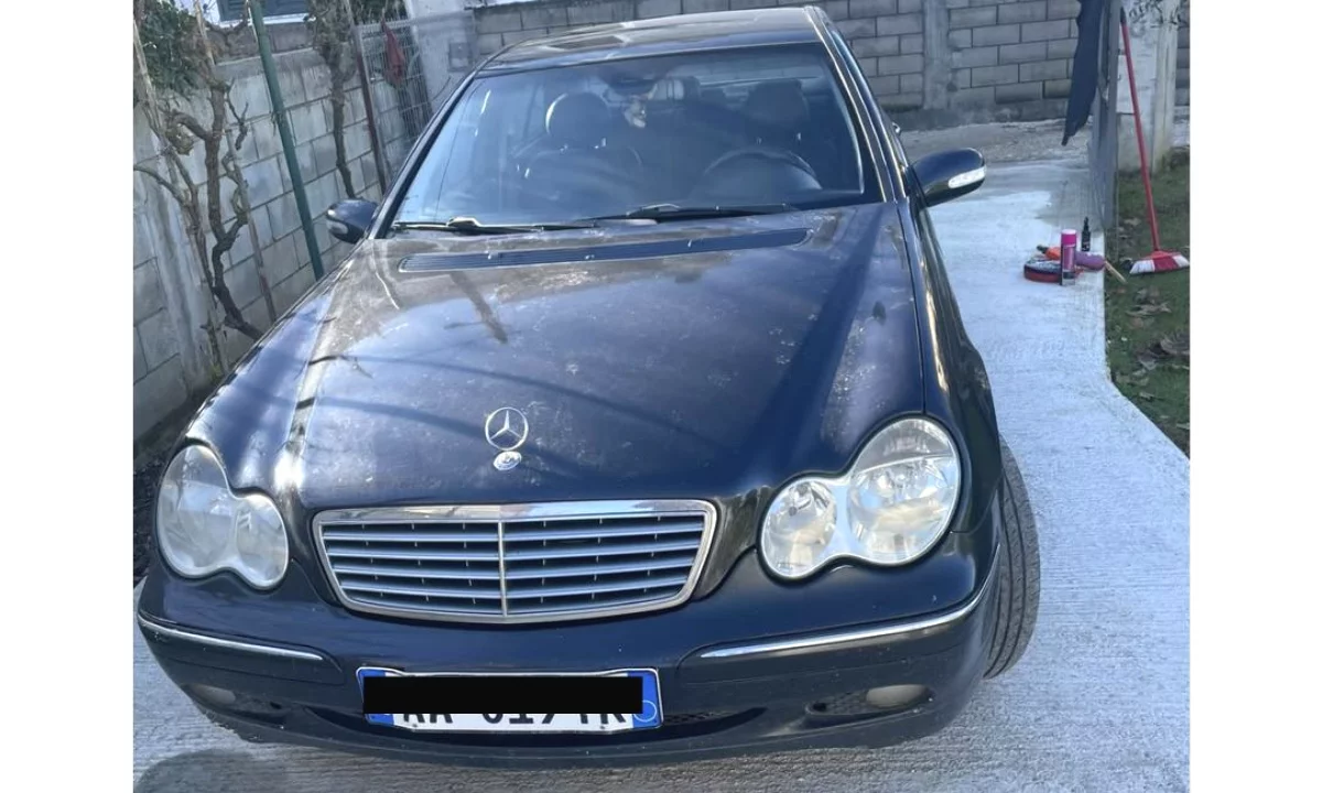 Makina ne shitje ne Tirane, Mercedes-Benz, 2001 Benzine,Kambio Automatik Pagesa 2,800  Euro.