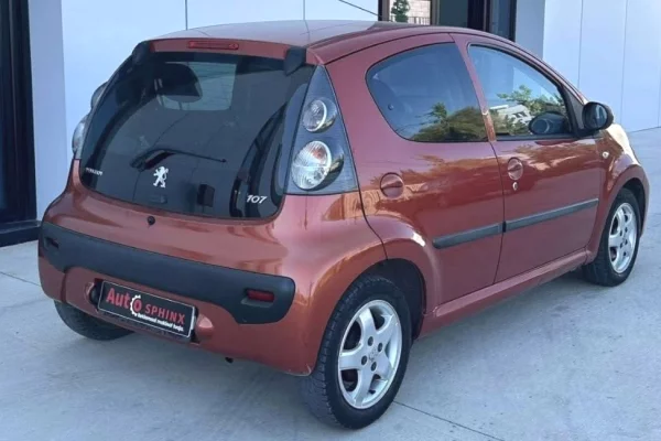 Makina ne shitje ne Tirane - 2,700 Euro