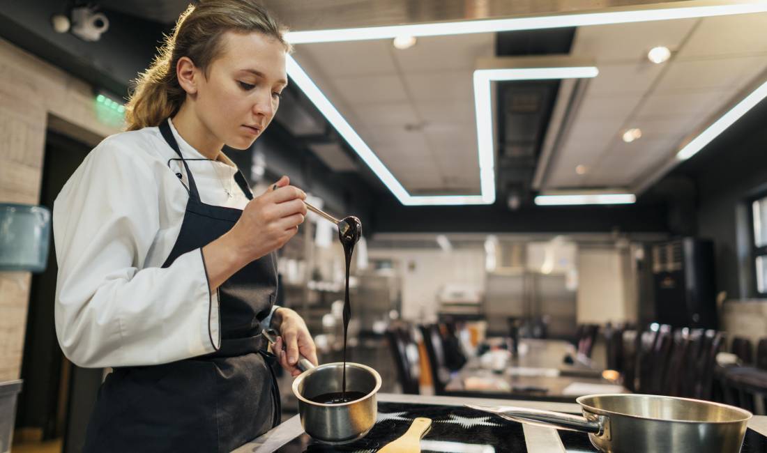 Njoftime Pune ne Durres, Profesioni Ndihmese Kuzhiniere , Fillestar/Pak eksperience, Pagesa 50,000  Leke.