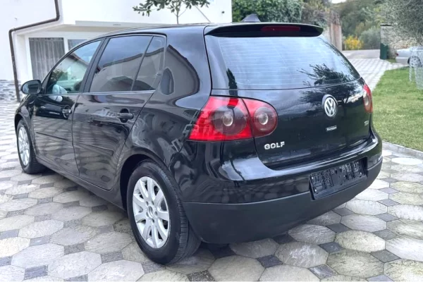 Makina ne shitje ne Tirane - 3,900 Euro