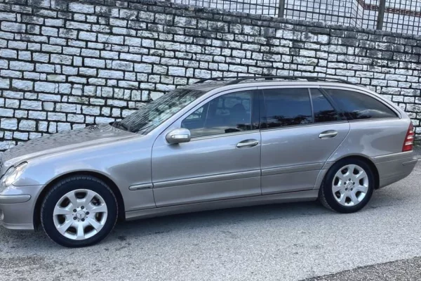 Makina ne shitje ne Tirane - 3,900 Euro