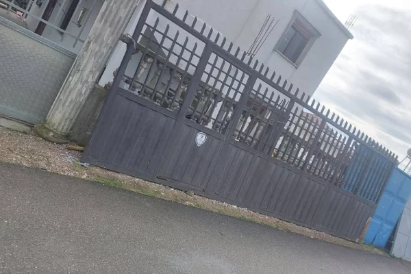 Different articles a Durazzo - 80,000 Leke