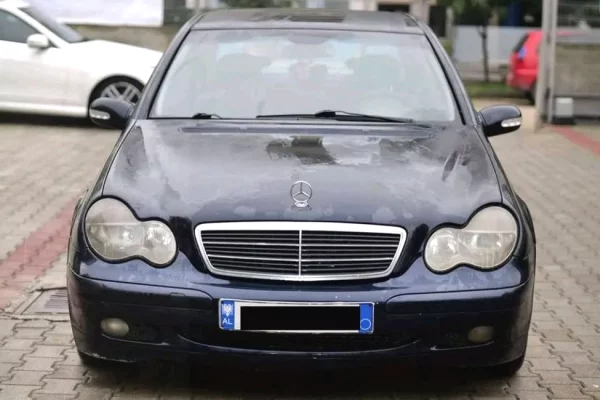 Makina ne shitje ne Tirane - 2,200 Euro