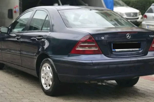 Makina ne shitje ne Tirane - 2,200 Euro