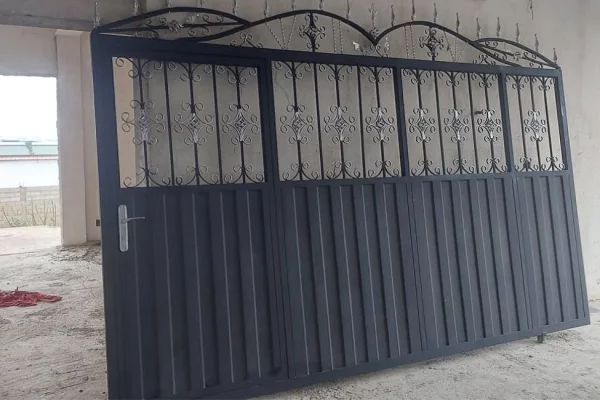 Different articles a Durazzo - 30,000 Leke