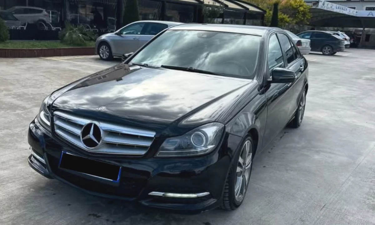 Makina ne shitje ne Tirane, Mercedes-Benz, 2012 Diesel,Kambio Automatik Pagesa 9,000  Euro.