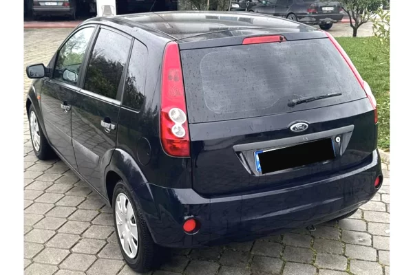 Makina ne shitje ne Tirane - 2,700 Euro