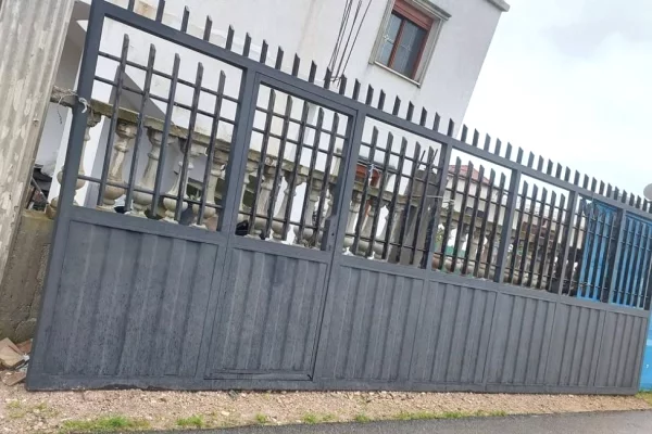 Different articles a Durazzo - 80,000 Leke