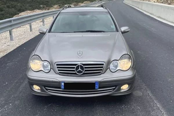 Makina ne shitje ne Tirane - 3,800 Euro