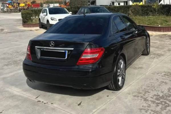 Makina ne shitje ne Tirane - 9,000 Euro