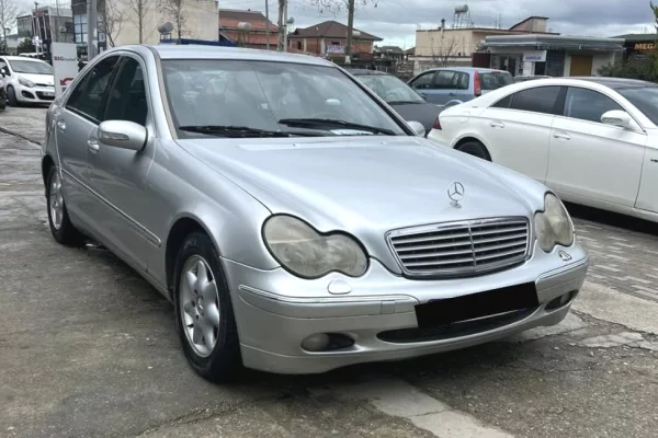 Makina ne shitje ne Tirane - 2,500 Euro