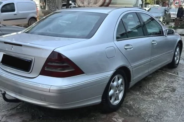 Makina ne shitje ne Tirane - 2,500 Euro