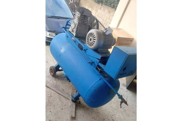 Different articles a Durazzo - 30,000 Leke