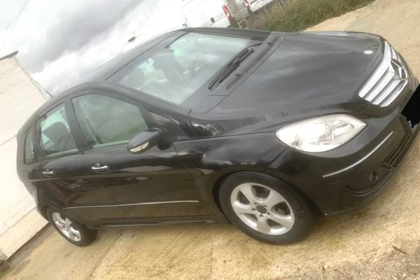 Makina ne shitje ne Tirane - 3,400 Euro