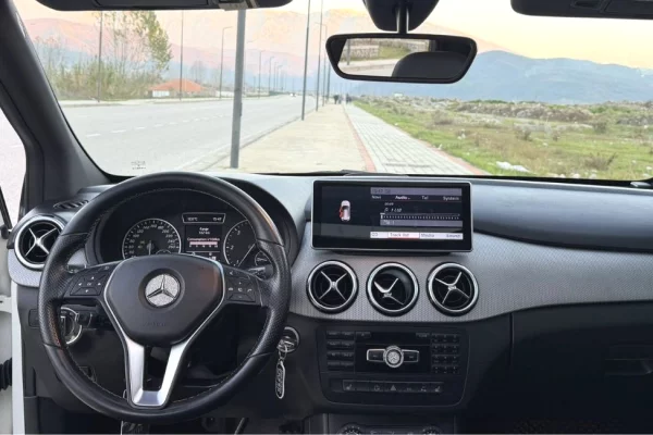 Makina ne shitje ne Tirane - 7,800 Euro