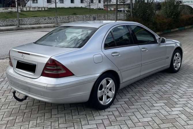 Makina ne shitje ne Tirane - 2,500 Euro