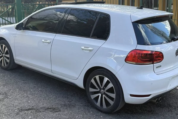 Makina ne shitje ne Tirane - 8,300 Euro