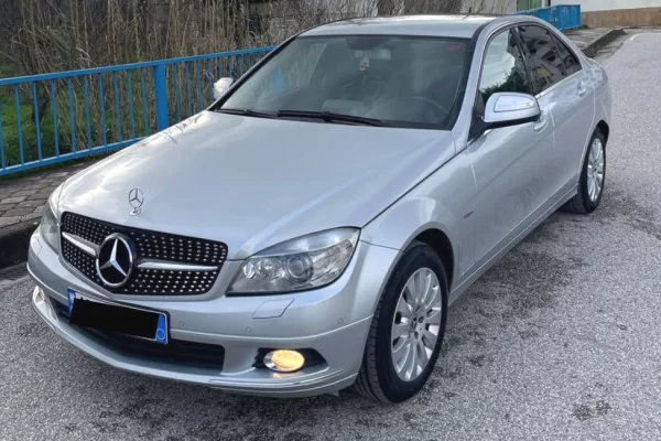 Makina ne shitje ne Fier - 6,500 Euro