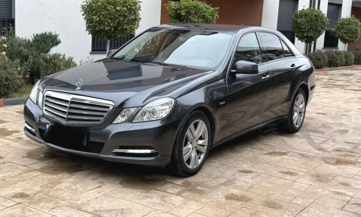 Makina ne shitje ne Tirane, Mercedes-Benz, 2012 Diesel,Kambio Automatik Pagesa 9,000  Euro.