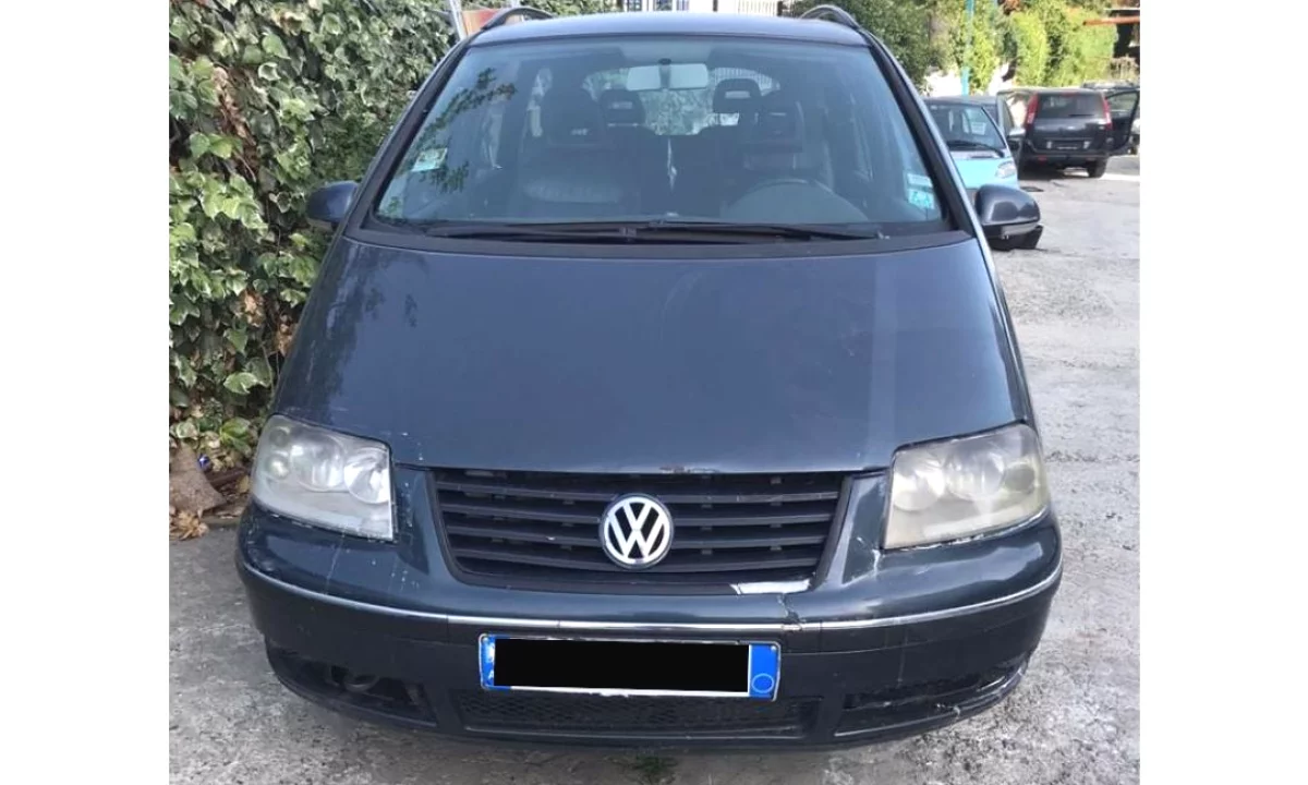 Makina ne shitje ne Tirane, Volkswagen, 2005 Diesel,Kambio Automatik Pagesa 4,000  Euro.