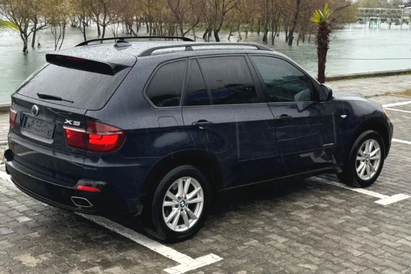 Makina ne shitje ne Tirane - 7,500 Euro