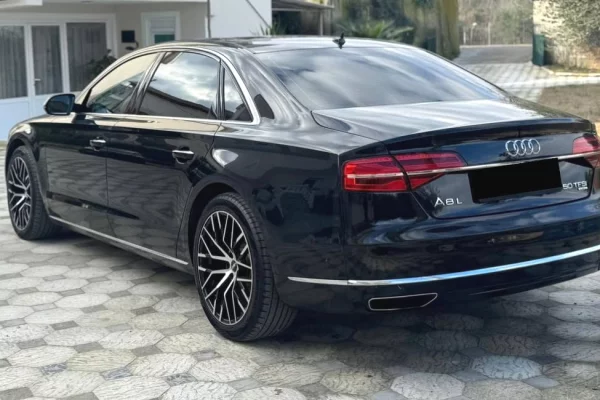 Makina ne shitje ne Tirane - 14,900 Euro