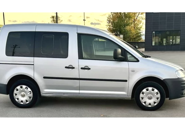 Makina ne shitje ne Tirane - 3,800 Euro