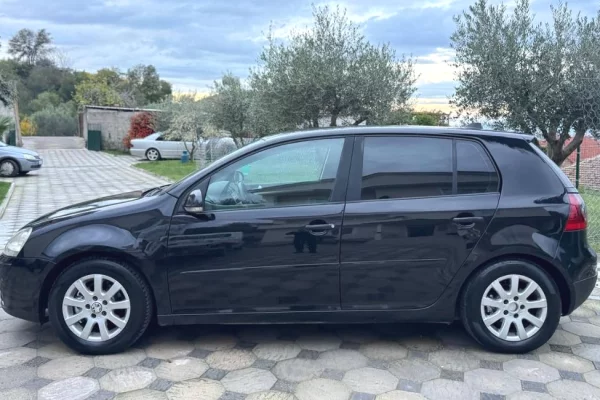 Makina ne shitje ne Tirane - 3,900 Euro