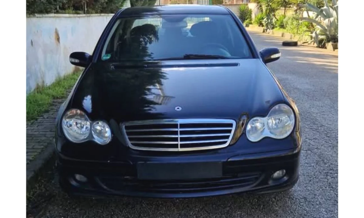 Makina ne shitje ne Fier, Mercedes-Benz, 2006 Diesel,Kambio Manual Pagesa 3,999  Euro.