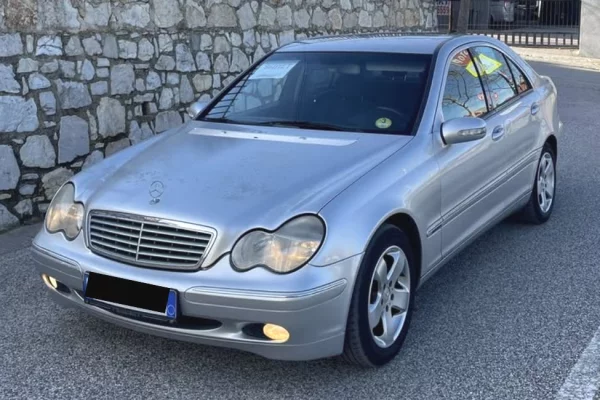 Makina ne shitje ne Tirane - 2,500,000 Leke