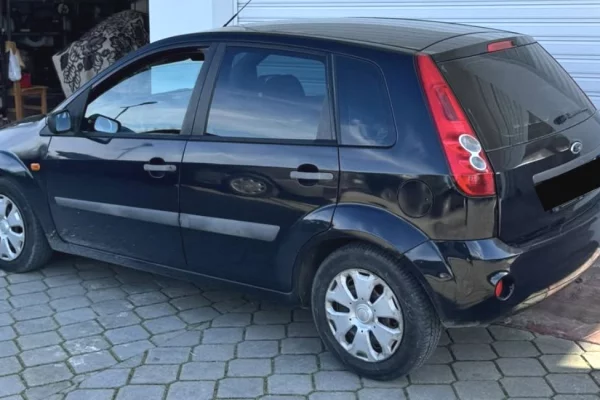 Makina ne shitje ne Tirane - 2,500 Euro