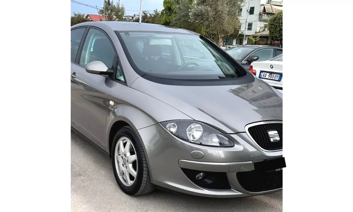 Makina ne shitje ne Fier, Seat, 2006 Benzine,Kambio Automatik Pagesa 3,000  Euro.
